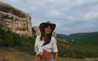 Woman hat field cliff mountain - a woman in a hat free wallpaper