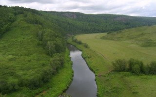 Lush green river valley cloudy - lush green hill and trees free wallpaper