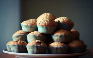 Muffins plate basket blue background - food photography free wallpaper