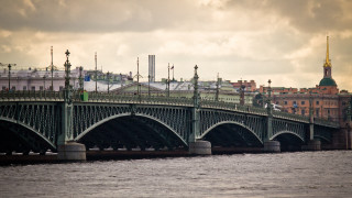 Bridge clock tower cityscape cloudy - a bridge over a river free wallpaper
