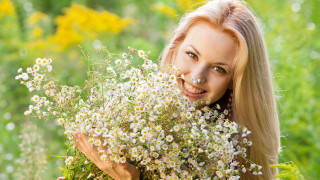Woman flower bouquet smiling outdoors - naturalism free wallpaper