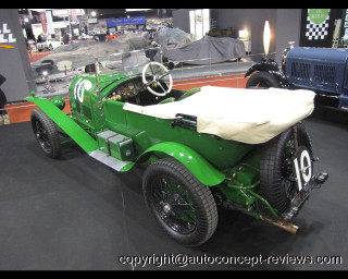 Green car white cloth seat - a white cloth free wallpaper