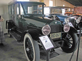 Woman old car museum display - the background and a woman free wallpaper