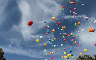 Balloons blue sky clouds christmas - color free wallpaper