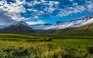 Grassy field mountain blue sky - a grassy field free wallpaper