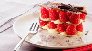 Plate cake fork napkin berries - food photography free wallpaper