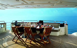 Luxury boat ocean food table - a plate of food free wallpaper