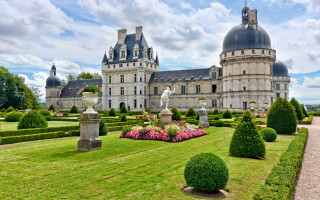 Castle garden statue bridge architecture - a large castle free wallpaper