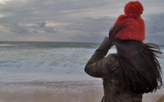 Woman red hat beach ocean - a red hat free wallpaper