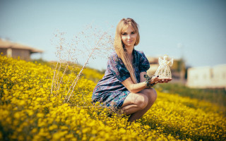 Woman flower field figurine magic - figurine free wallpaper