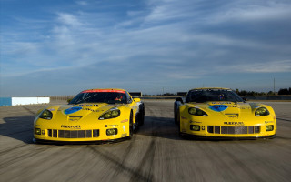 Yellow sports cars ocean track - a blue sky free wallpaper for desktop
