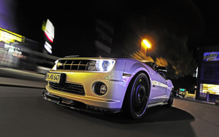 White car night street blurry - rim free wallpaper