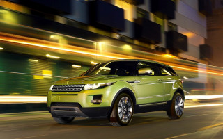 Green range rover night city - photorealism free wallpaper