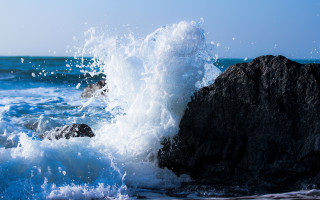 Wave crashing rock beach night - ocean free wallpaper