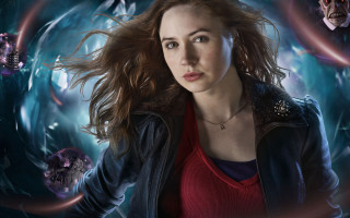 Woman red shirt blue background - dave kendall free wallpaper