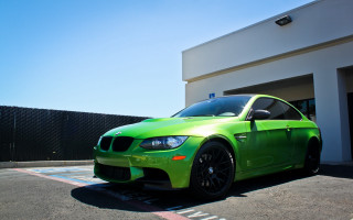 Green car building fence gate - a white building free wallpaper