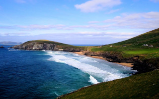 Bascove beach hill houses coast - a grassy hill free wallpaper