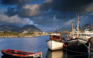 Boats mountains cityscape dock water - rich moody colour free wallpaper