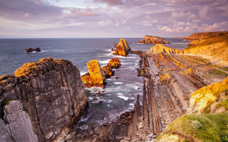 Rocky coastline autumn sunset cityscape - a few person free wallpaper
