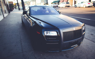 Black rolls royce street parking - a sidewalk free wallpaper