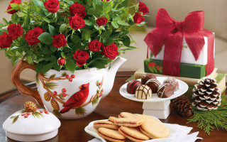 Table roses cookies vase birthday - still free wallpaper
