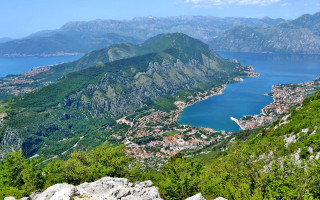 Mountain town lake panorama avgust - a high point of view free wallpaper
