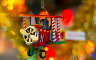 Toy airplane christmas tree bokeh - art free wallpaper for desktop