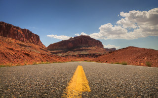 Canyon road yellow line mountains - a yellow line free wallpaper