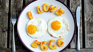 Plate eggs love fork knife - food photography free wallpaper