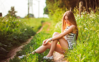 Eszter mattioni woman sitting grass - her knee free wallpaper