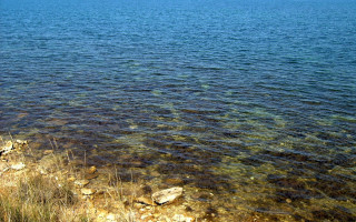 Lake rocks shore hill bushes - a few bush free wallpaper
