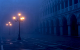 Foggy gothic city street lamp - arch free wallpaper