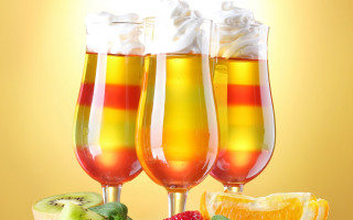 Three glasses fruit juice plate - a yellow background free wallpaper for desktop