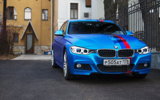 Blue car red blue stripe - a blue car free wallpaper