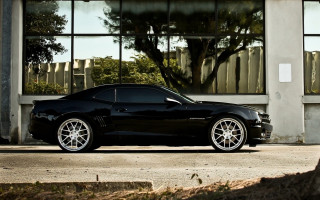Black sports car building scene - clean free wallpaper