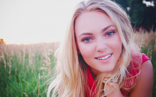 Blonde blue eyes field sun - a bright sun in the background free wallpaper