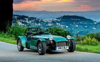 Green sports car city view - a green sports car free wallpaper