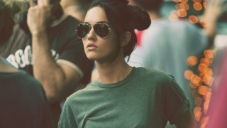 Woman sunglasses green shirt crowd - a crowd of people free wallpaper