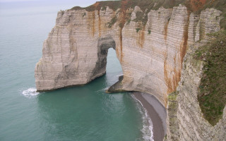 Large rock formation boat cliff - the water below free wallpaper