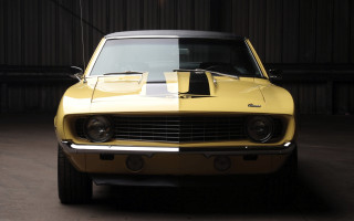 Yellow car black stripe ultrafine - a black stripe free wallpaper