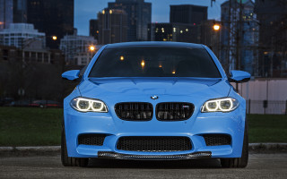Blue car city skyline night 3 - a city skyline in the background free wallpaper