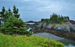 Rocky shore lighthouse trees water - a rocky shore free wallpaper