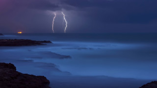 Lightning ocean night orange horizon - stormy weather free wallpaper