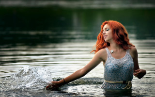 Red hair woman water holding - the side of her body free wallpaper
