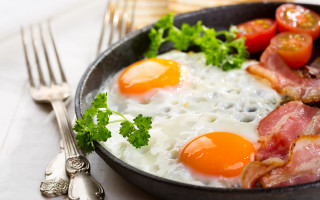Eggs bacon tomatoes table food - a fork and knife next free wallpaper