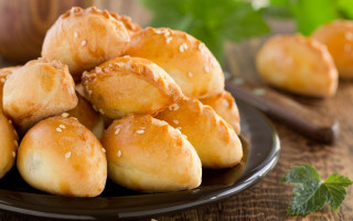 Bread rolls sesame seeds wooden - a green leafy background free wallpaper