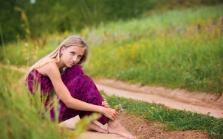 Young girl sitting dirt road - her knee free wallpaper