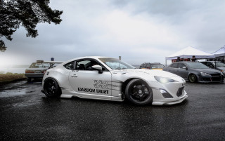 White sports car rainy night - clean free wallpaper