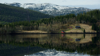 Mountain lake house forest snow - mountain in the background free wallpaper