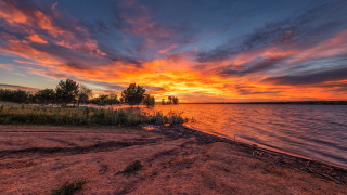 Sunset lake red sky clouds - a sunset over a lake free wallpaper
